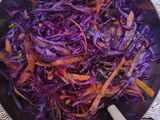 Salata de varza roșie cu morcov și marar verde proaspăt