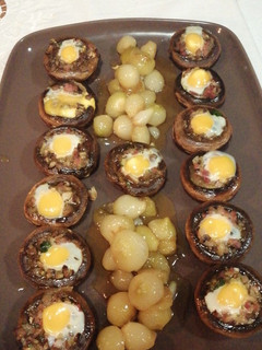 Una foto de Champiñones rellenos de jamón y cebollitas glaseadas