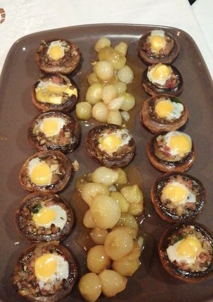 Una foto de Champiñones rellenos de jamón y cebollitas glaseadas