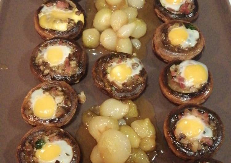 Champiñones rellenos de jamón y cebollitas glaseadas