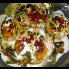 A picture of Dahi bhalla chaat.