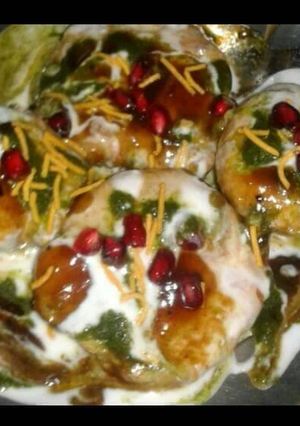 A picture of Dahi bhalla chaat.