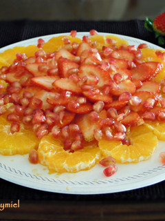 Una foto de Carpaccio de mandarina, fresa y granada