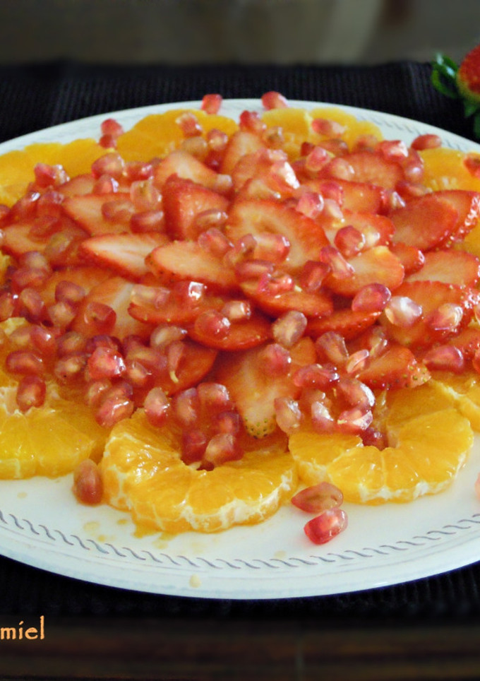 Una foto de Carpaccio de mandarina, fresa y granada