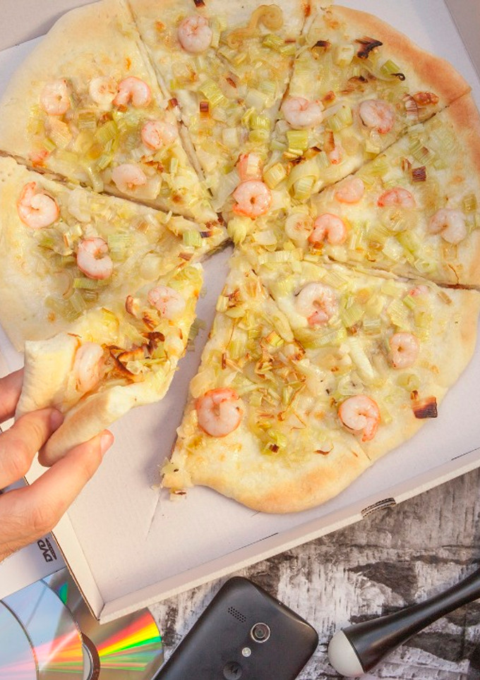 Una foto de Pizza de puerro y gambas