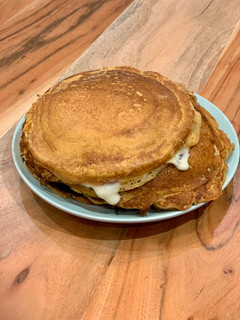 Une photo de Pancakes à la patate douce coeur fromage - bacon 🥓🧀🥞