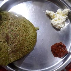 A picture of लसूण पातीचे आयते.
