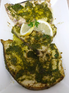 Una foto de Filete de pez espada con salsa verde
