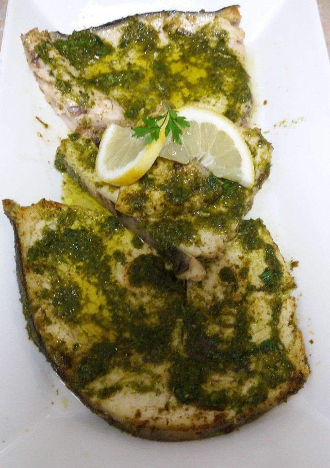 Una foto de Filete de pez espada con salsa verde