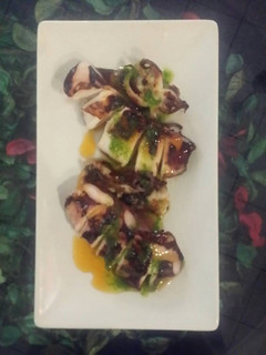 Una foto de Calamar plancha con aceite rojo y mery