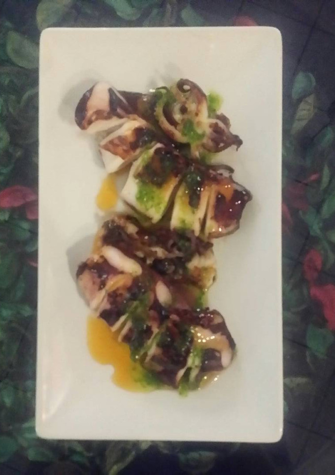 Una foto de Calamar plancha con aceite rojo y mery