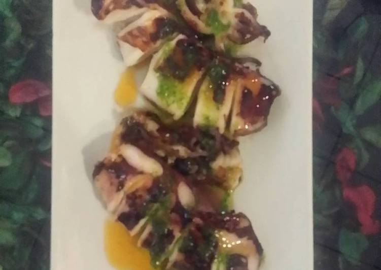 Calamar plancha con aceite rojo y mery