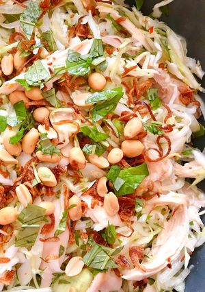 Hình của món Gỏi Gà Bắp Cải & Cháo Gà Nấm Bào Ngư.