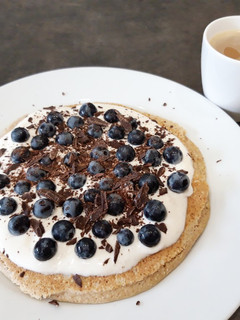 Una foto de Mega tortita de trigo sarraceno con yogur y uvas