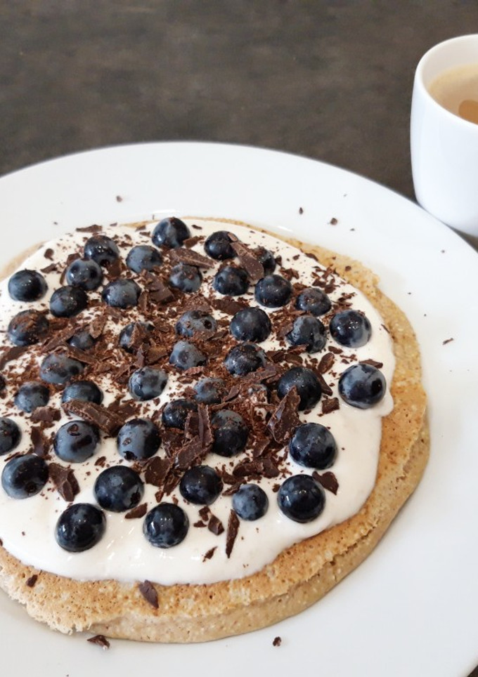 Una foto de Mega tortita de trigo sarraceno con yogur y uvas