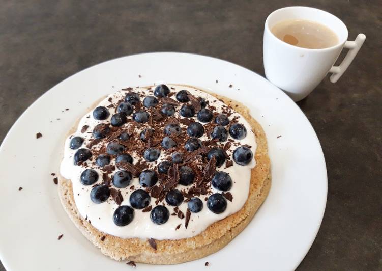 Mega tortita de trigo sarraceno con yogur y uvas