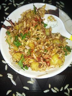 आलू मुरी (Aloo Muri recipe in Hindi) रेसिपी मुख्य फोटो