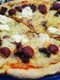 Pizza de lomito con chorizo
