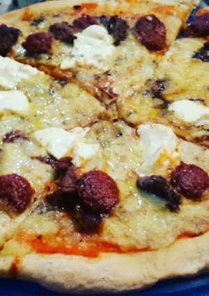 Una foto de Pizza de lomito con chorizo