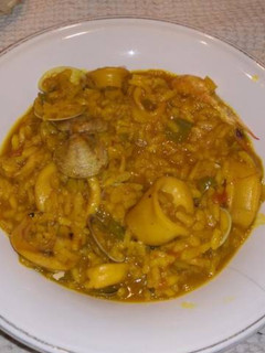 Una foto de Arroz con calamares gambas y almejas 🦐