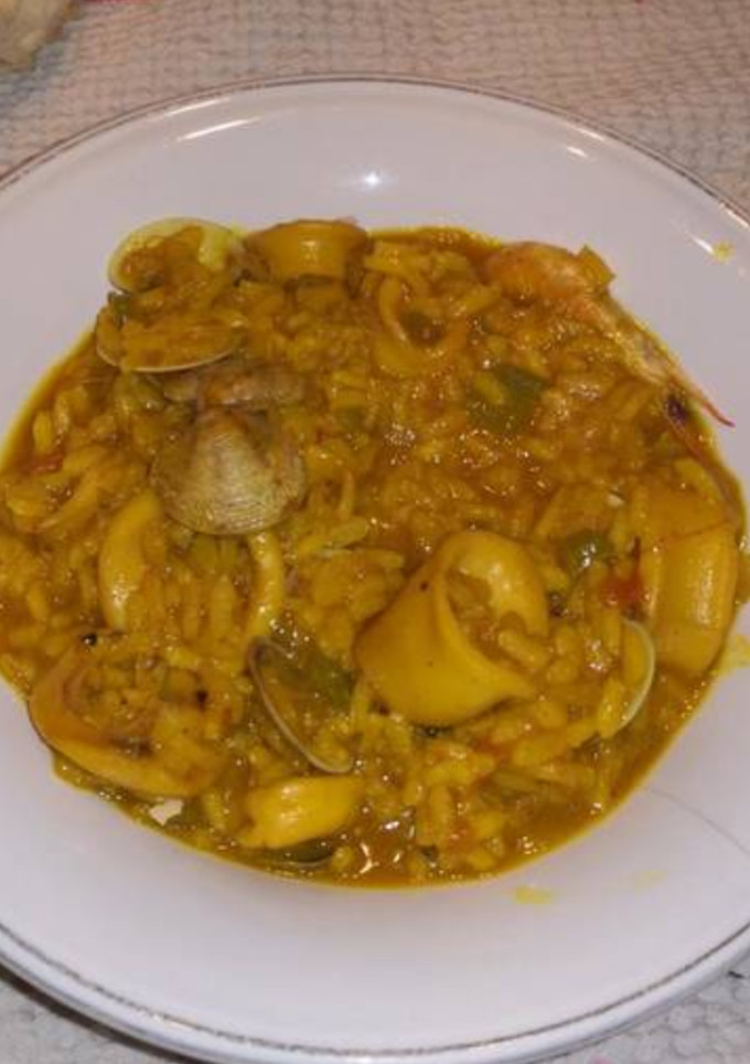 Una foto de Arroz con calamares gambas y almejas 🦐