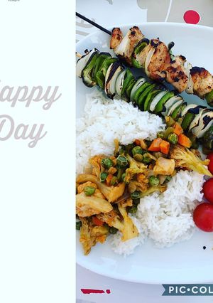 Une photo de Brochette de poulet avec son riz et ses petits légumes