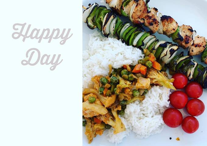 Brochette de poulet avec son riz et ses petits légumes de stef.positiv
