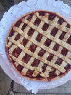 Una foto de Kuchen de manzanas y mermelada de frutos rojos
