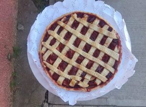 Una foto de Kuchen de manzanas y mermelada de frutos rojos