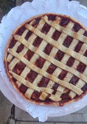 Una foto de Kuchen de manzanas y mermelada de frutos rojos