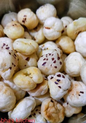 A picture of Roasted lotus seeds.