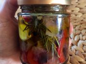 Una foto de escabeche de berenjena y pimiento