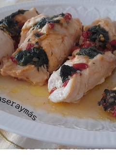 Una foto de Pechugas de pollo rellenas con espinacas