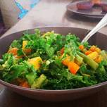 Ensalada de kale, dados de calabaza, aguacate, judías verdes y zanahoria