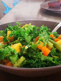 Una foto de Ensalada de kale, dados de calabaza, aguacate, judías verdes y zanahoria