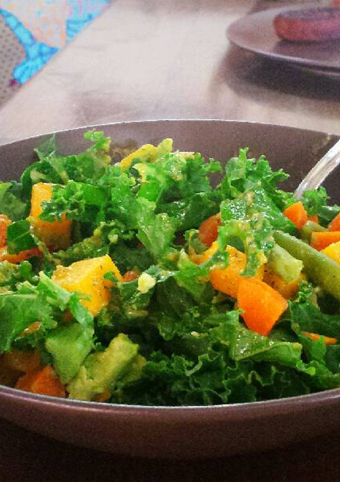 Una foto de Ensalada de kale, dados de calabaza, aguacate, judías verdes y zanahoria
