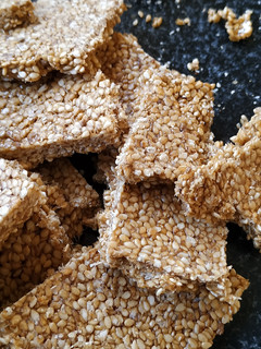 તલ ની ચિક્કી (Til Chikki Recipe In Gujarati) રેસીપી મુખ્ય ફોટો