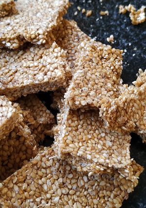 તલ ની ચિક્કી (Til Chikki Recipe In Gujarati) રેસીપી મુખ્ય ફોટો