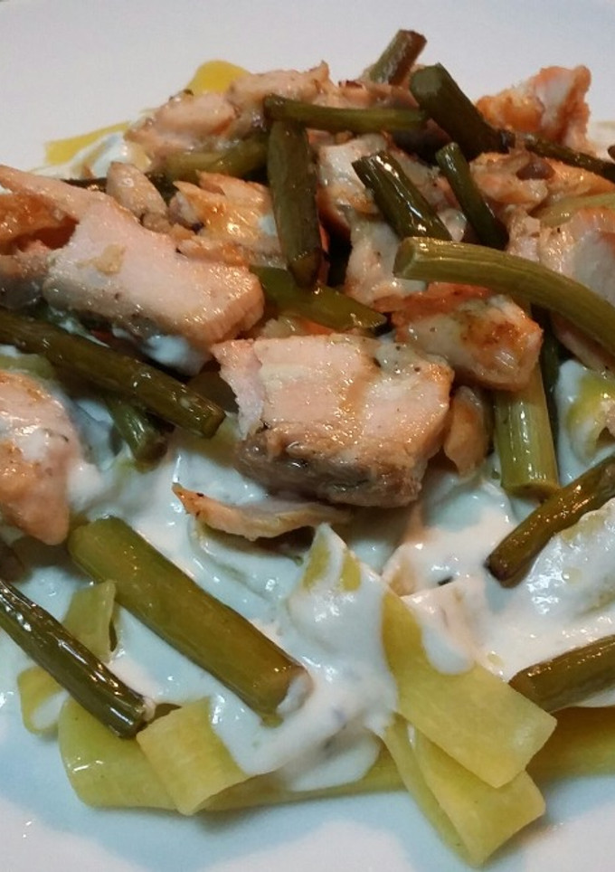 Una foto de Tagliatelle con salmón, ajetes y salsa roquefort 