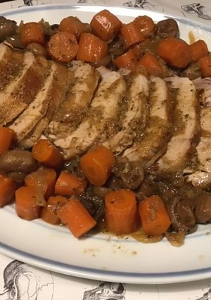 Une photo de Rôti de porc en cocotte aux carottes,oignons et champignons (cuisson au four)