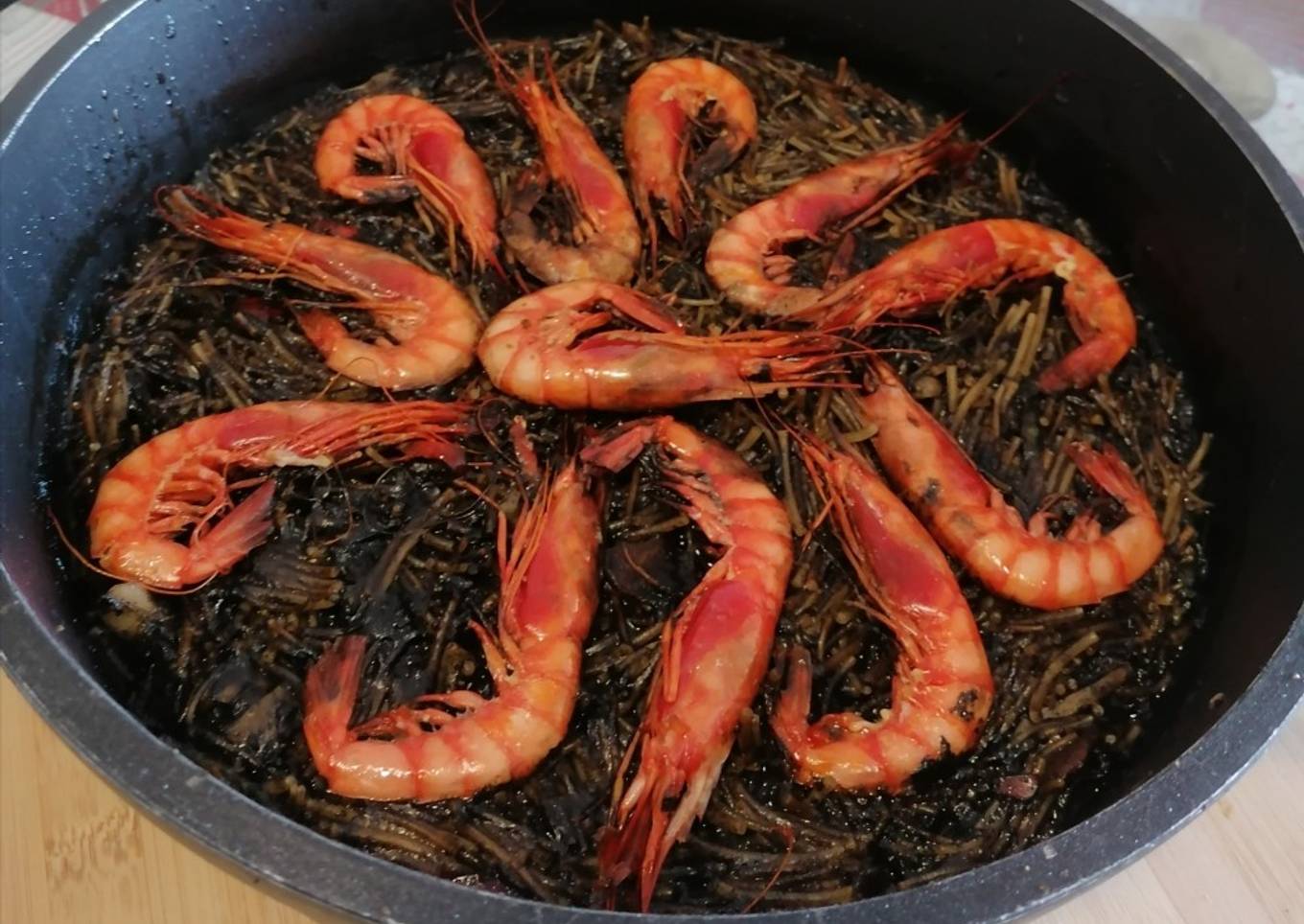 45. Fideuà negra con gamba roja