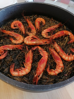 Una foto de 45. Fideuà negra con gamba roja