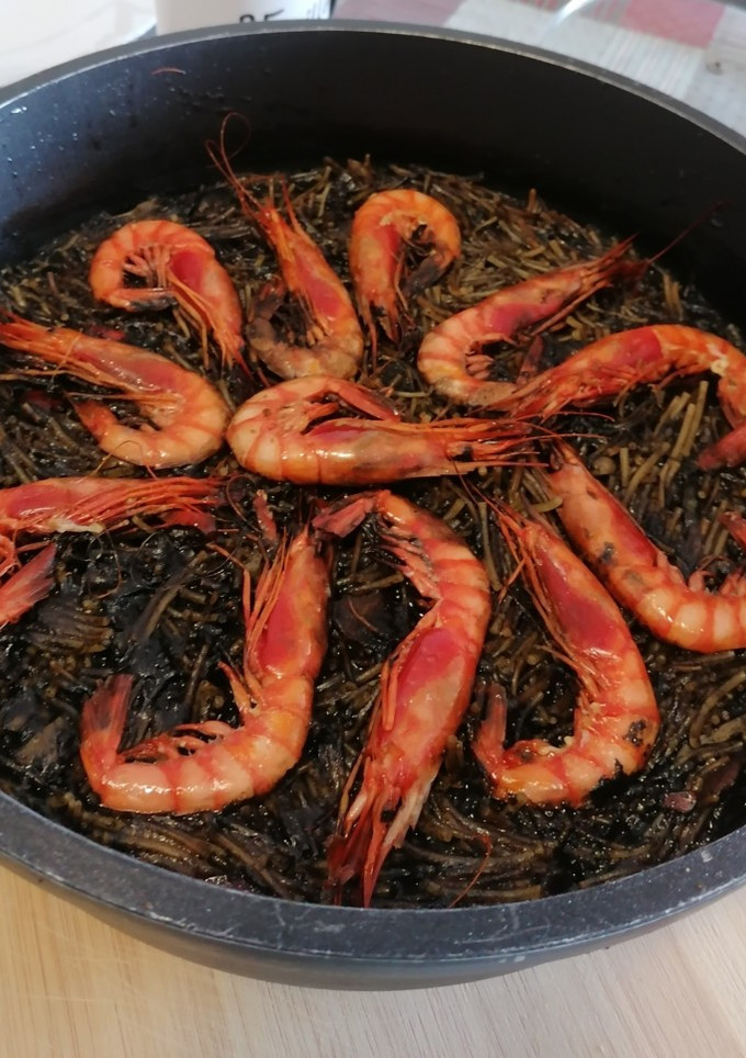 Una foto de 45. Fideuà negra con gamba roja