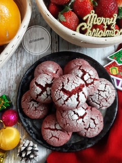 A picture of Red velvet Crinkled cookies.