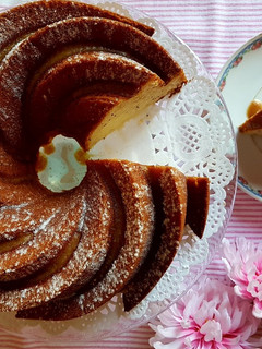 Una foto de Bundt cake de limón y semillas de Amapola.. Poppy and lemon seed!