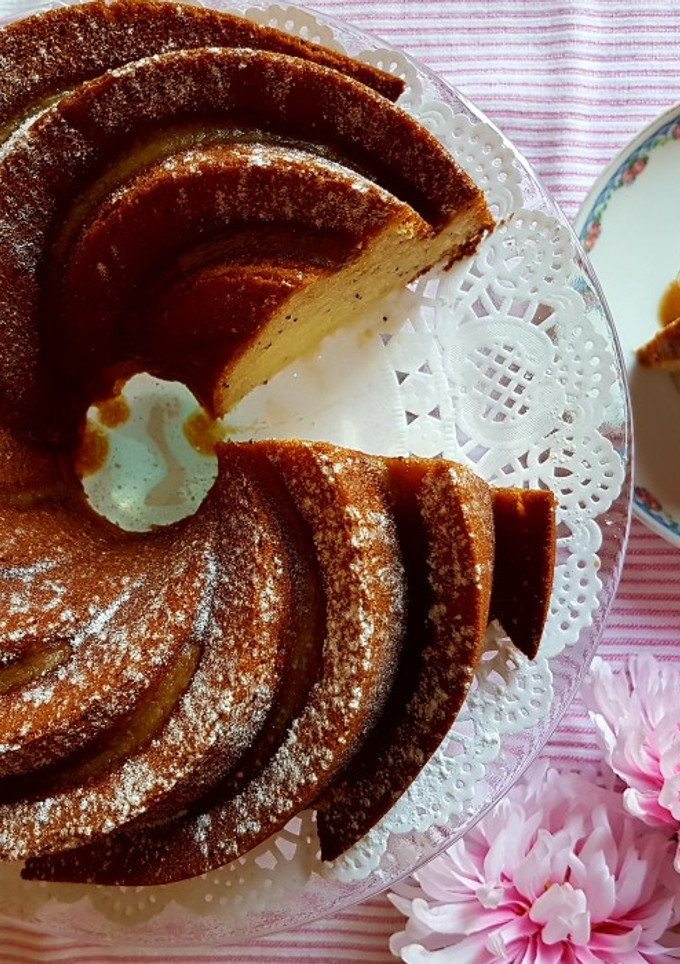 Una foto de Bundt cake de limón y semillas de Amapola.. Poppy and lemon seed!