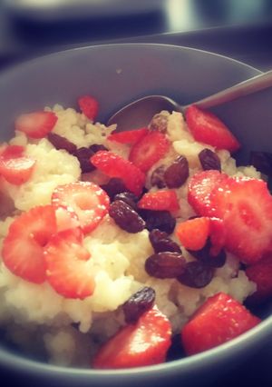 Une photo de Riz au lait, raisins secs, fraises