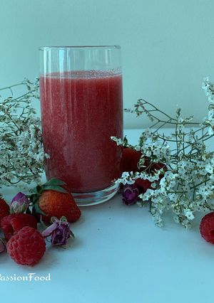Une photo de Jus de pastèque à la rose et fruits rouges@4PassionFood