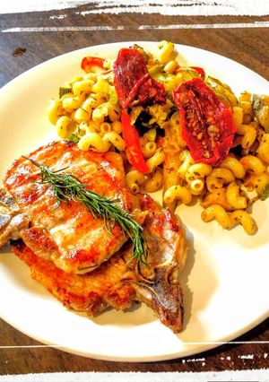 Una foto de Costeleta de Cerdo al Romero con Verduras y Pasta Seca