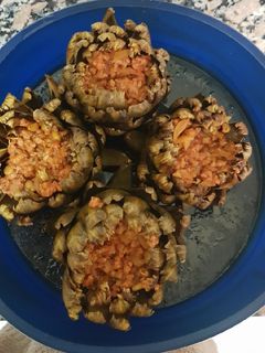 Una foto de Alcachofas rellenas de carne salsa de pimientos y piñones
